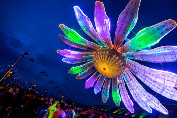 Electric Daisy kinetic installation by Poetic Kinetics in Las Vegas