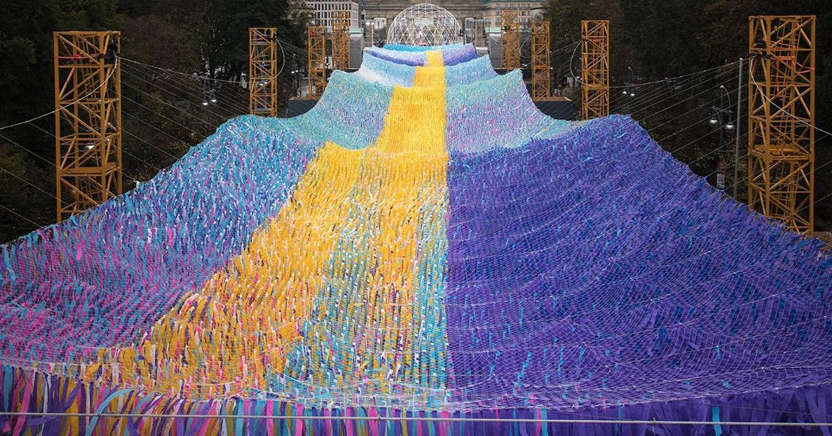 120,000 Ribbons Float Above Former Berlin Wall to Mark 30 Years Since the Peaceful Revolution — original article image