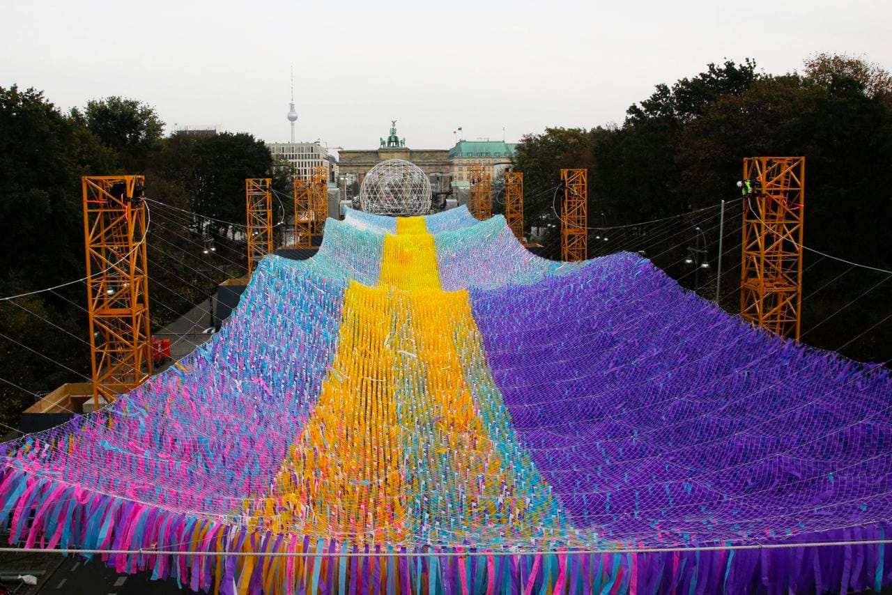 120,000 Ribbons Wave Across the Former Footprint of the Berlin Wall in an Installation Marking 30 Years Since the Peaceful Revolution — original article image