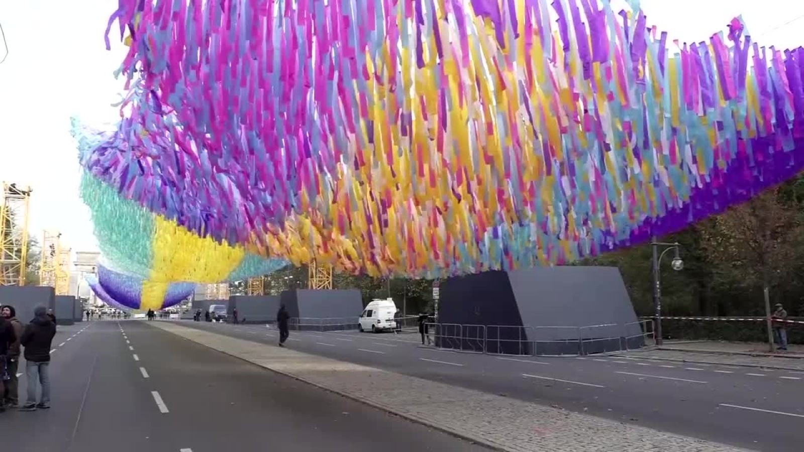 30 Jahre Mauerfall: ’Visions in Motion’ - Eine Kunstinstallation mit 100.00 Farbstreifen — original article image