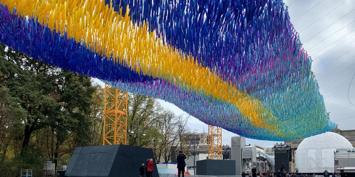 Art installation sends ‘wishes’ fluttering over post-Wall Berlin: 30 thousand ribbons symbolize voices that demanded democratic Germany — original article image