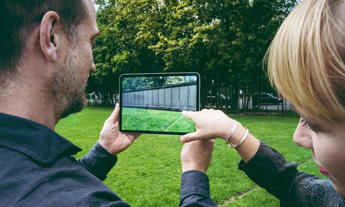 Berlin celebrates fall of the wall with art installations, projections and an app — original article image